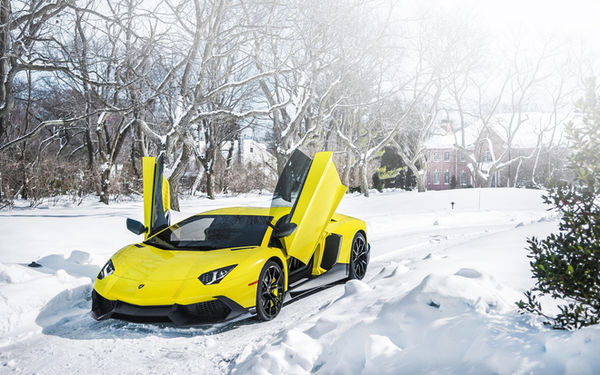 意大利雪地上黄色魅影的兰博基尼图片